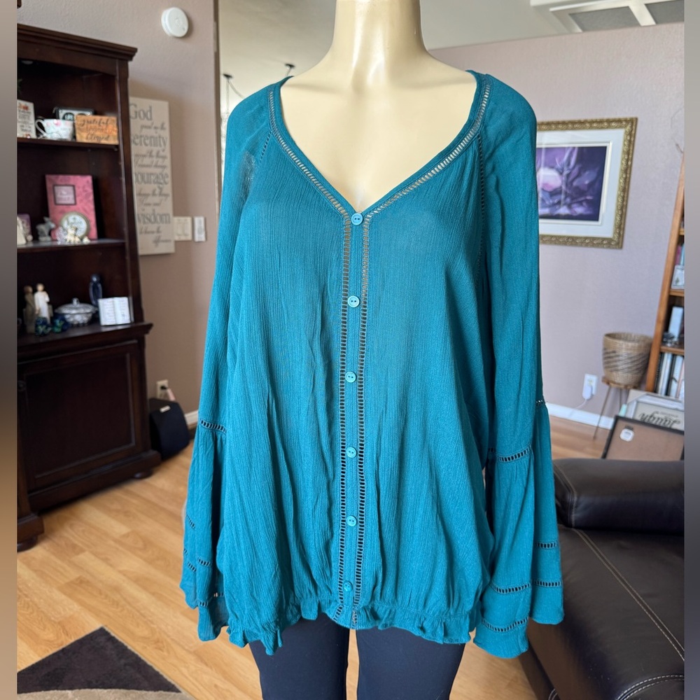 American Rag bluish/green long sleeves w/bell Vneck blouse-size XXL